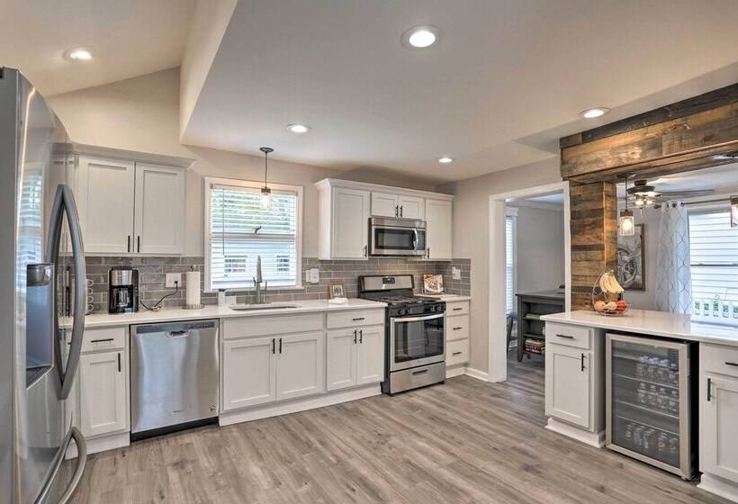 Pet Friendly Home   1/2 Mi To Downtown Willoughby!