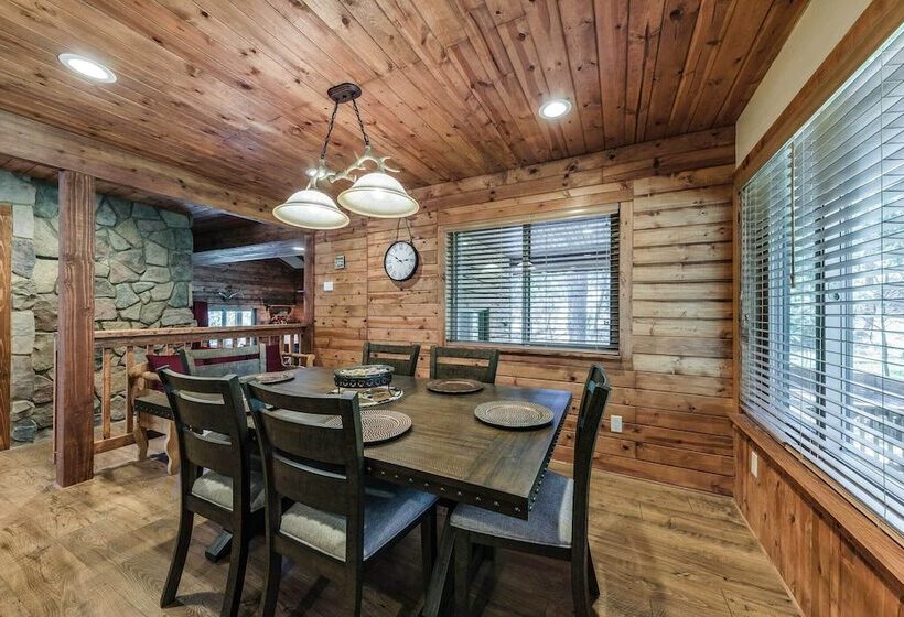 Well Appointed Alto Cabin W/ Fire Pit & Pool Table