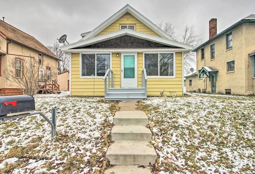 Bright Crosby Home Walk To Main St & Beach!