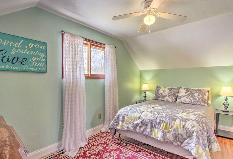 Bright Crosby Home Walk To Main St & Beach!