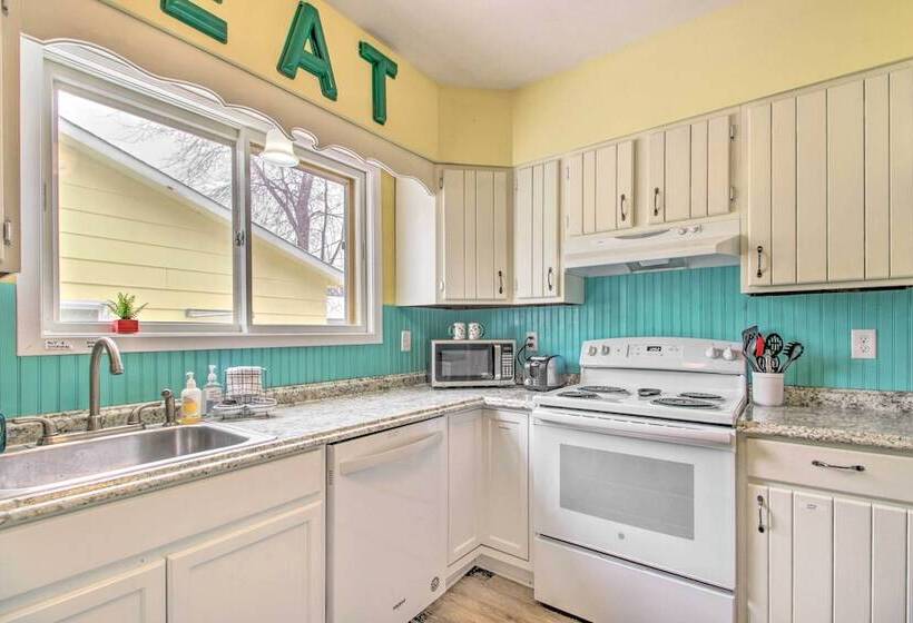 Bright Crosby Home Walk To Main St & Beach!