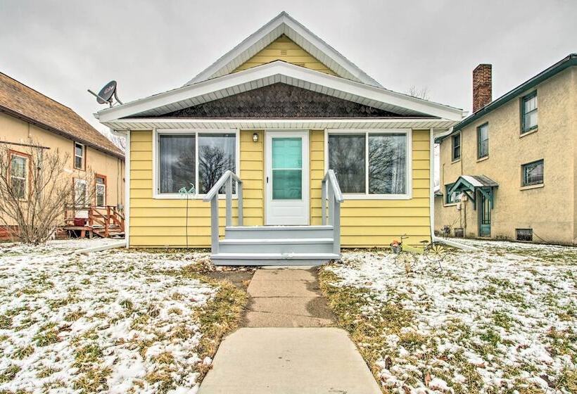 Bright Crosby Home Walk To Main St & Beach!