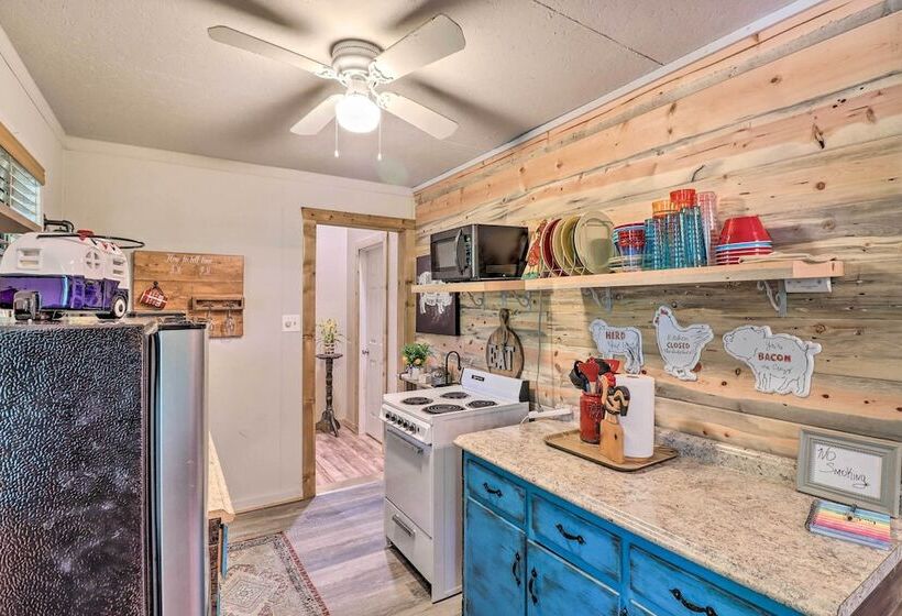 Charming Higden Cabin Near Greers Ferry Lake!