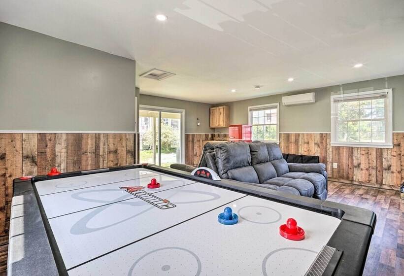 Cheery Family Escape W/ Game Room & Fire Pit!