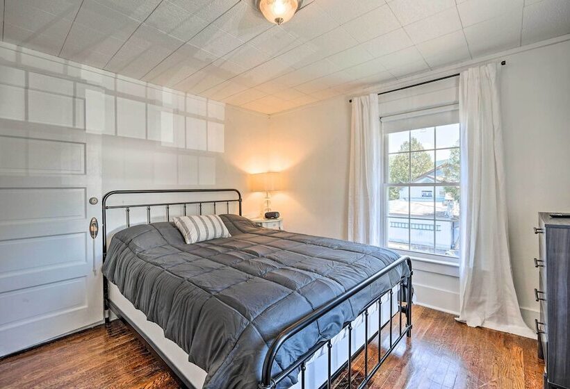 Cheery Family Escape W/ Game Room & Fire Pit!