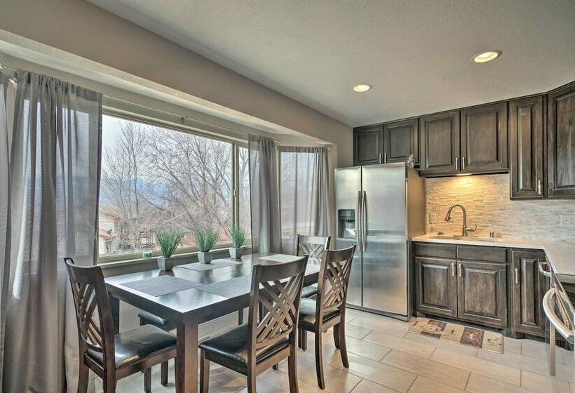 Colorado Springs Home  10 Min To Downtown!