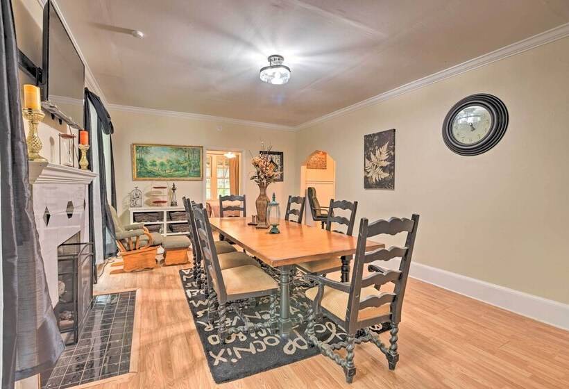 Cozy Montgomery Home: Just 2 Mi To Downtown!