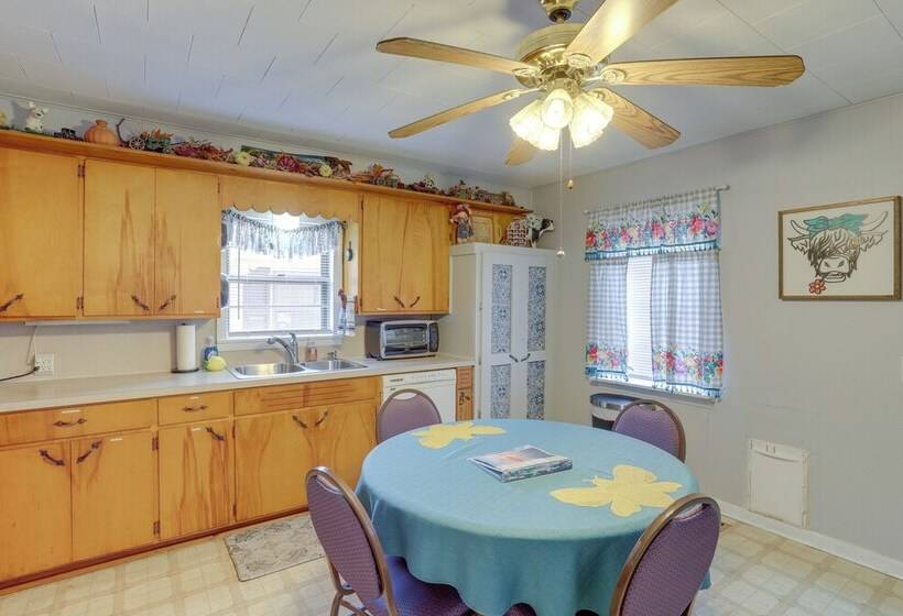 Tumbling Shoals Home W/ Private Yard + Grill!