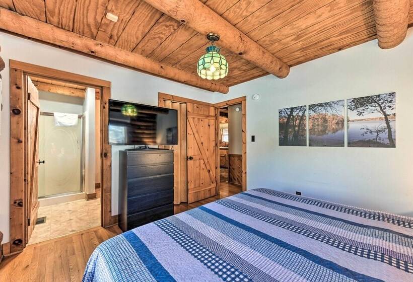 Lake Norman Cabin: Private Dock & Hot Tub!