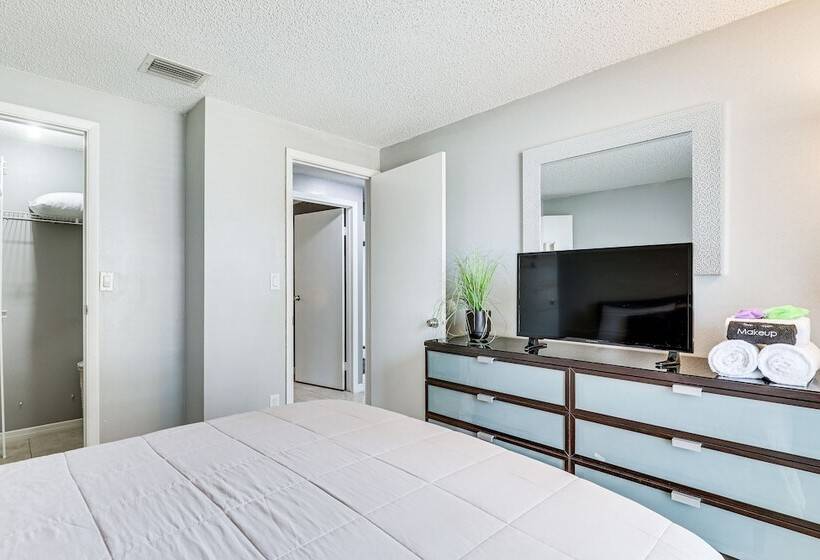 14 Mi To Dwtn Tampa Bay: Brandon Home W/ Fire Pit!