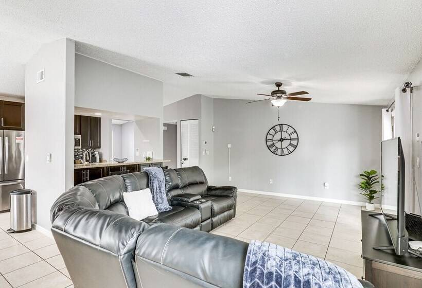 14 Mi To Dwtn Tampa Bay: Brandon Home W/ Fire Pit!