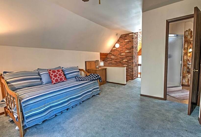 Poconos Cabin On 3 Acres   5 Mi To Blue Mountain!