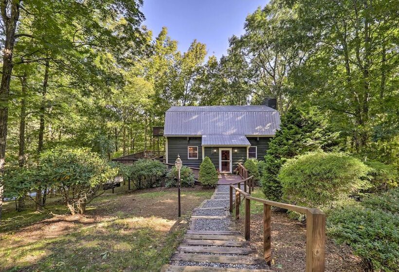 Peaceful Boone Cabin W/ Deck & Forest Views!