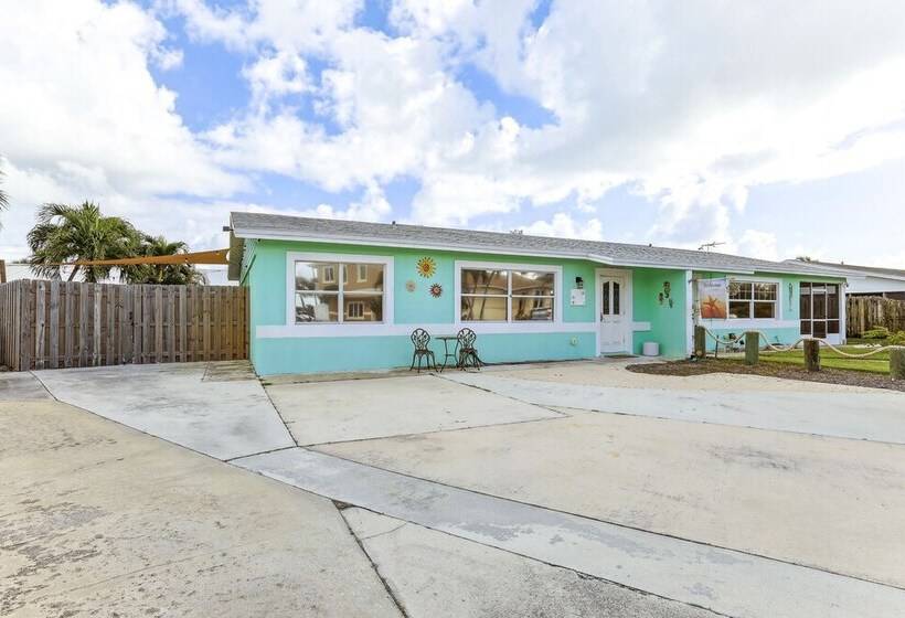 Jensen Beach Home: 1/4 Mi To Beach Access!