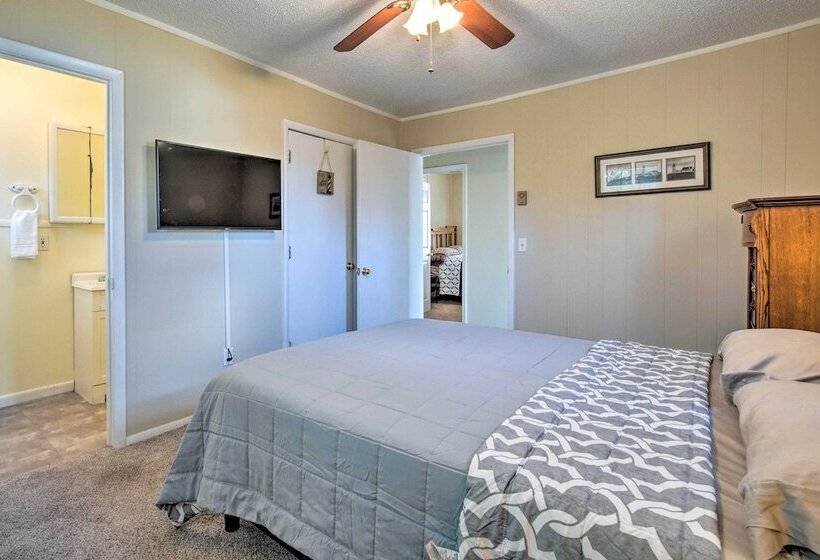 Sunny Oak Island Retreat   3 Blocks To Beach!