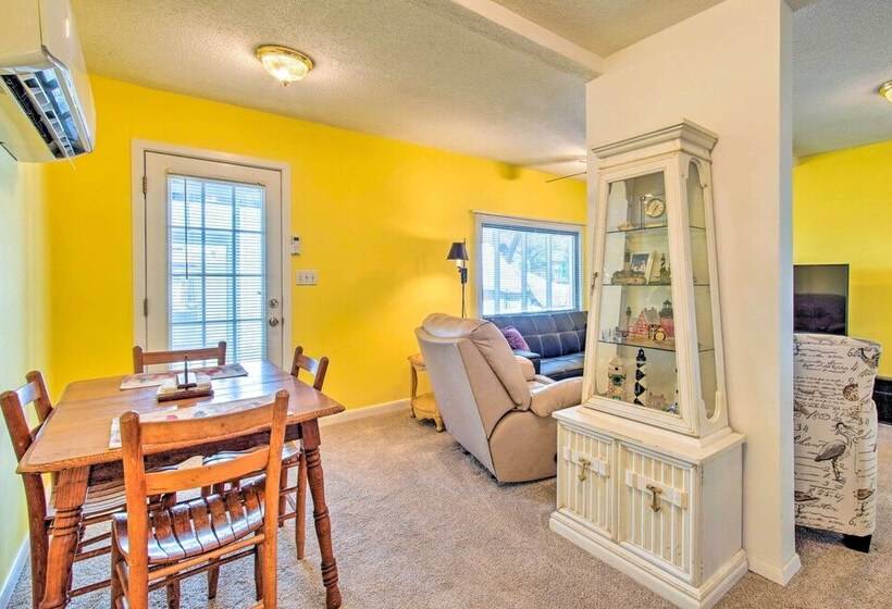 Sunny Oak Island Retreat   3 Blocks To Beach!