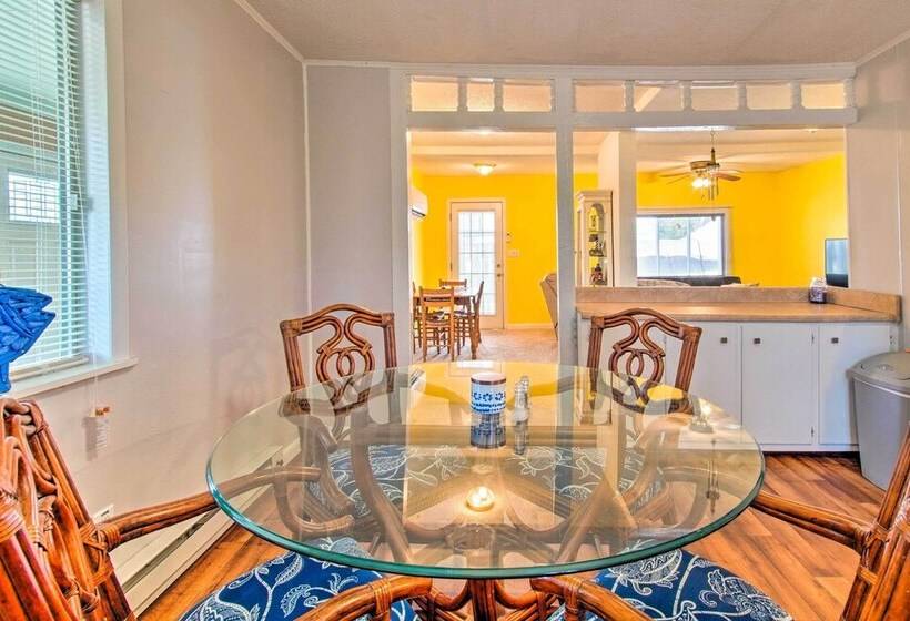 Sunny Oak Island Retreat   3 Blocks To Beach!