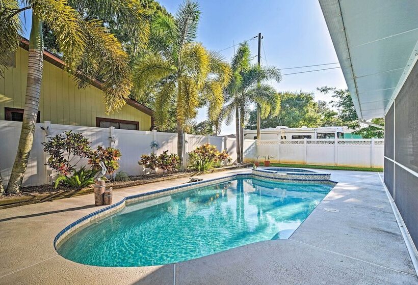 Sunny Seminole Home W/ Pool, 4 Miles To Beach