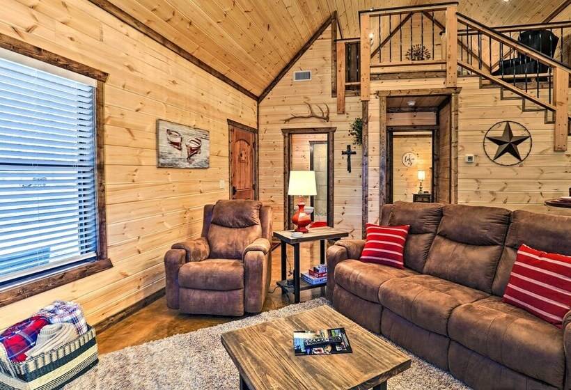 The Breeze    Broken Bow Cabin W/ Hot Tub & Deck!
