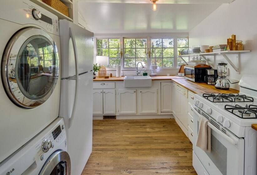 Charming Home < 2 Mi To Downtown Hendersonville!