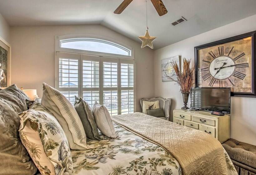 Coastal Retreat W/ Hot Tub: Steps To Beach!