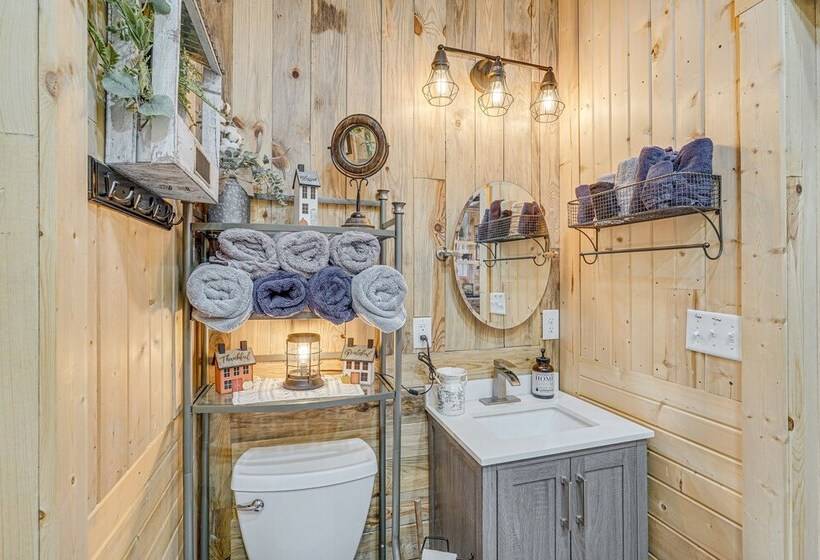 Grace Place  Clark House On Farm: Shared Hot Tub!