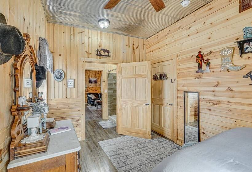 Grace Place  Clark House On Farm: Shared Hot Tub!