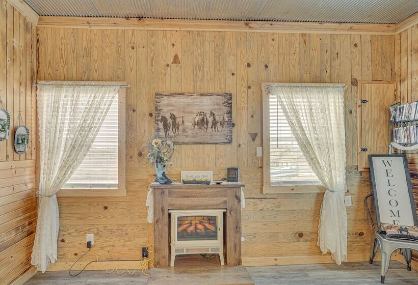 Grace Place  Clark House On Farm: Shared Hot Tub!