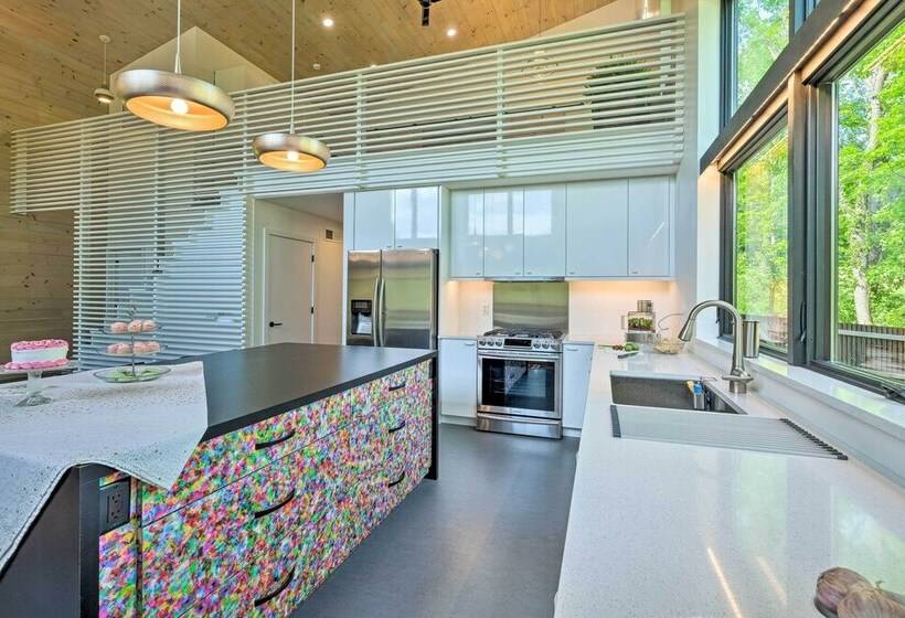Luxe + Modern Home: 30mi To Saratoga Springs!
