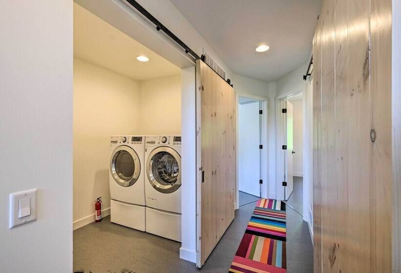 Luxe + Modern Home: 30mi To Saratoga Springs!