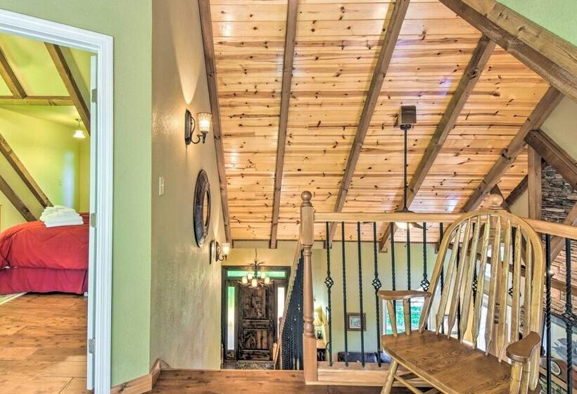 3 Mi To Museums: Smoky Mountains Cabin W/ Deck