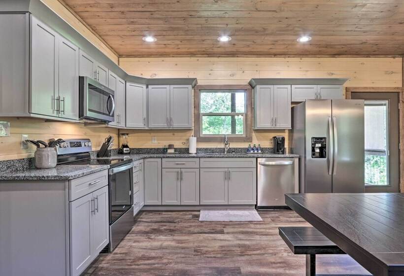 Smoky Cove Retreat W/ Private Hot Tub & Deck!
