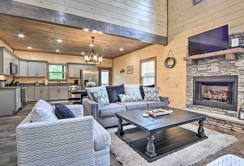 Smoky Cove Retreat W/ Private Hot Tub & Deck!