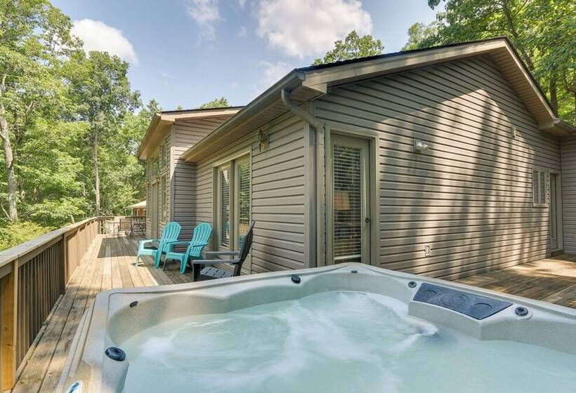 Spacious Mcgaheysville Home: Hot Tub & Pool Table!