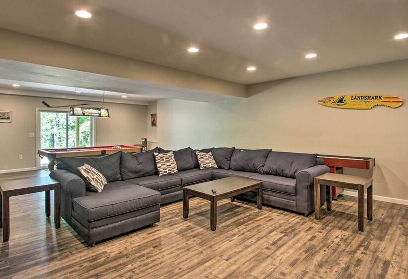 Covered Deck, Grill & Game Room: Gilford House!