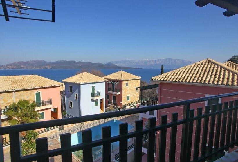 اقامتگاه Charming 4 Bed House In Nikiana