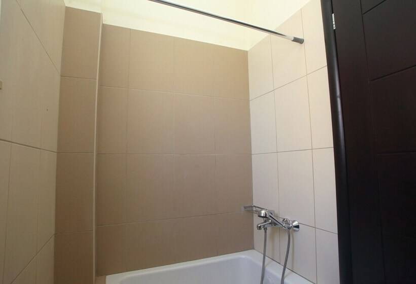 住所  Impeccable 4 Bed House In Nikiana
