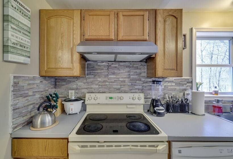 Spacious Home W/ Pool Table & Deck   Near Casino!
