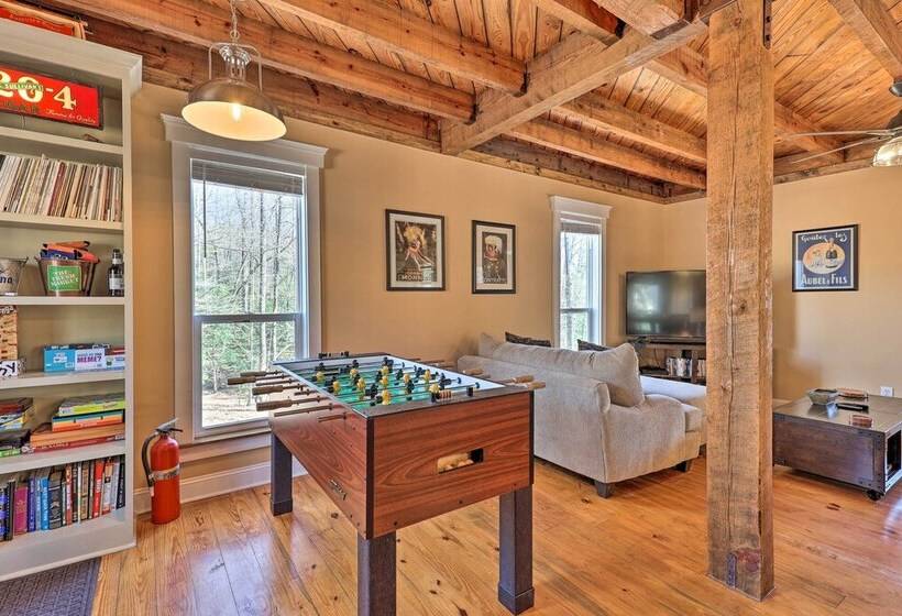 Yadkin Valley Cabin Retreat W/ Deck, Fire Pit