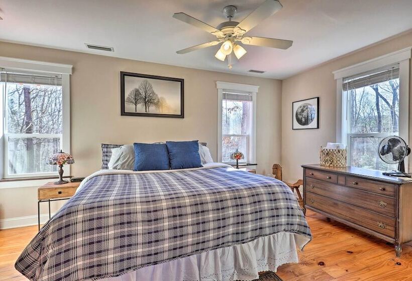 Yadkin Valley Cabin Retreat W/ Deck, Fire Pit