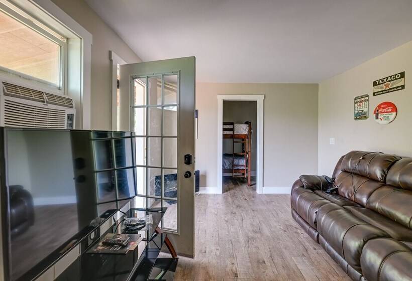 Beautiful Franklin Home W/ Bunkhouse & Hot Tub!