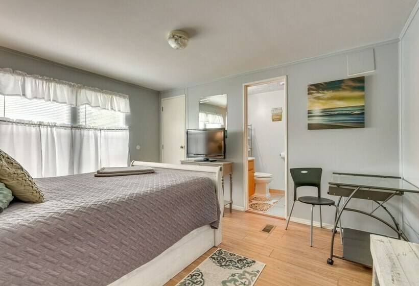 Bright Pensacola Home W/ Backyard   Pets Welcome!