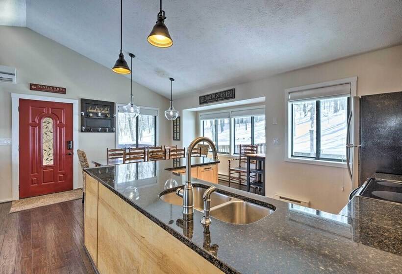 Bright Wintergreen Resort Home; Deck & Grill!
