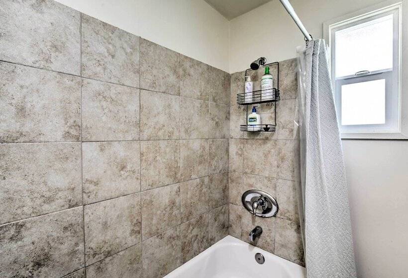 8 Mi To Aquarium: Long Beach Bungalow W/ Patio!