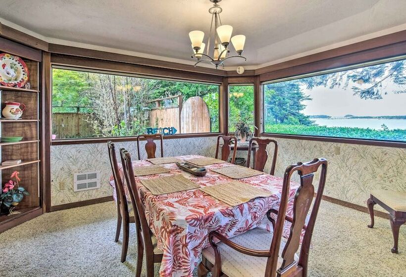 Enchanting Coos Bay Sanctuary W/ Lush Views!