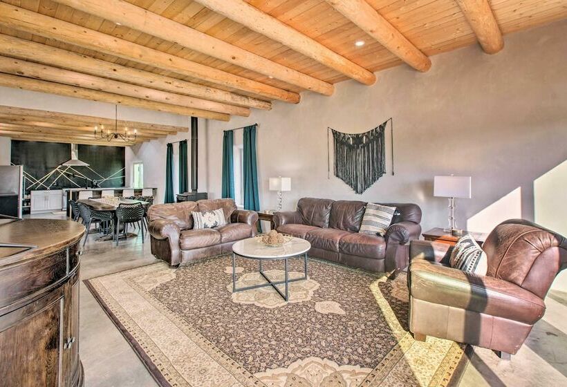 Family Friendly Desert Home ~ 10 Mi To Taos!