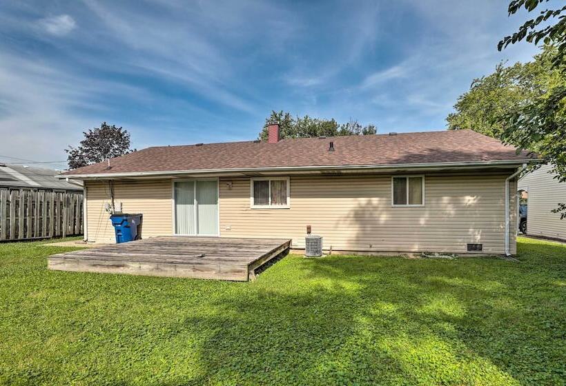Glendale Heights Home With Office And Backyard!
