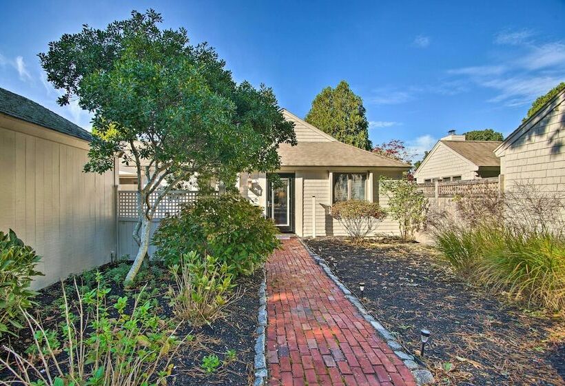 2 Mi To South Cape Beach State Park: Home W/ Yard!