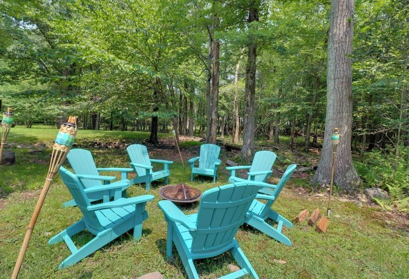 Pet Friendly Pocono Lake Oasis W/ Game Room!