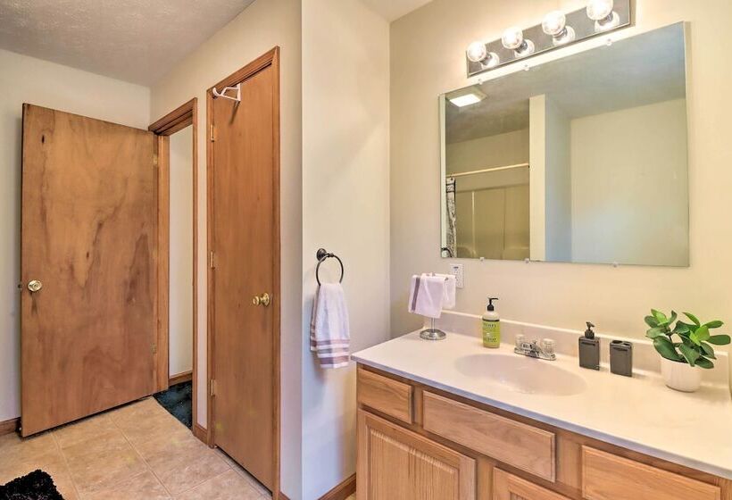 Pet Friendly Pocono Lake Oasis W/ Game Room!